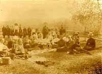 Экскурсия в лес учениц I женской гимназии в районе села Торгашино : май 1890-е г.